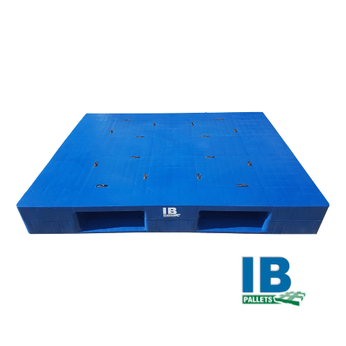 Stackable plastic pallet